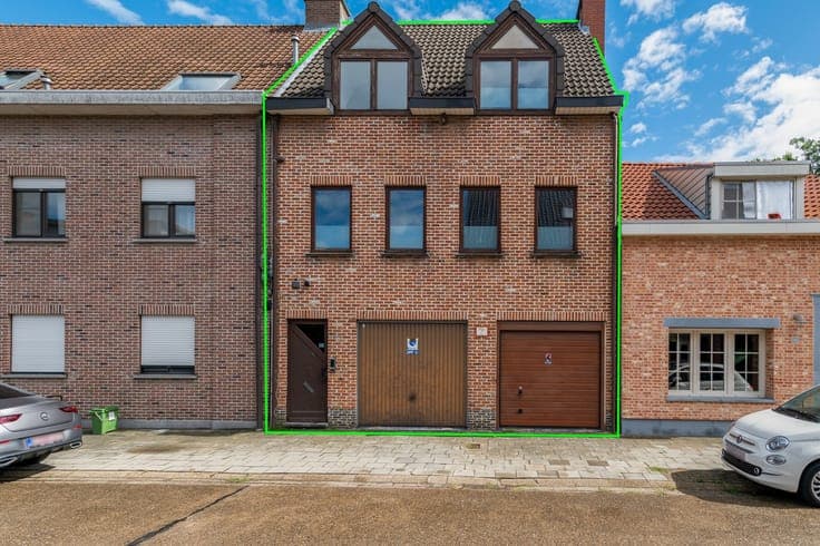 Ruime woning met 4 slaapkamers, 3 badkamers, inpandige ga...