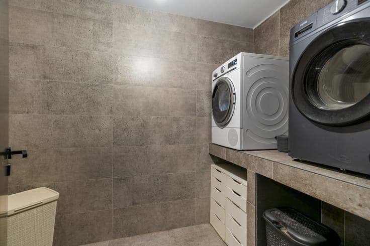 Ruime woning met 4 slaapkamers, 3 badkamers, inpandige ga...
