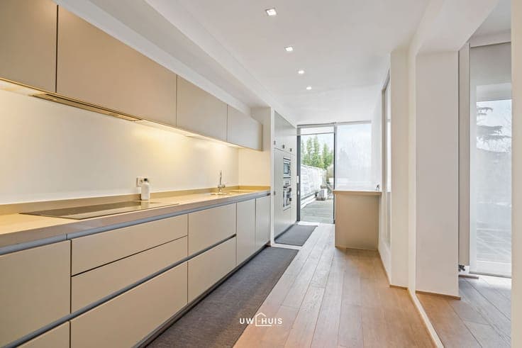 UNIQUE COMMERCIAL PROPERTY WITH RETAIL SPACE, STYLISH RESIDE