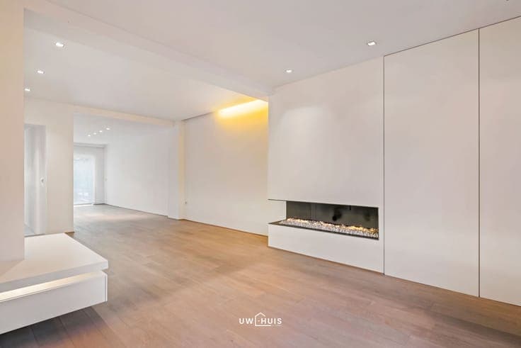 UNIQUE COMMERCIAL PROPERTY WITH RETAIL SPACE, STYLISH RESIDE