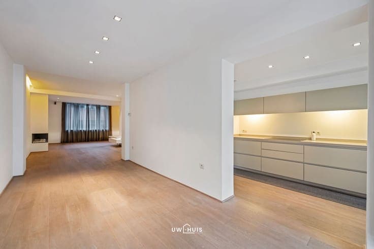 UNIQUE COMMERCIAL PROPERTY WITH RETAIL SPACE, STYLISH RESIDE