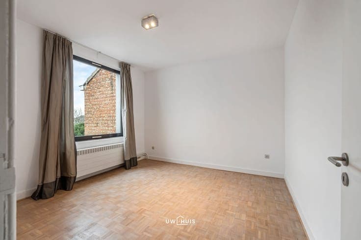 UNIQUE COMMERCIAL PROPERTY WITH RETAIL SPACE, STYLISH RESIDE