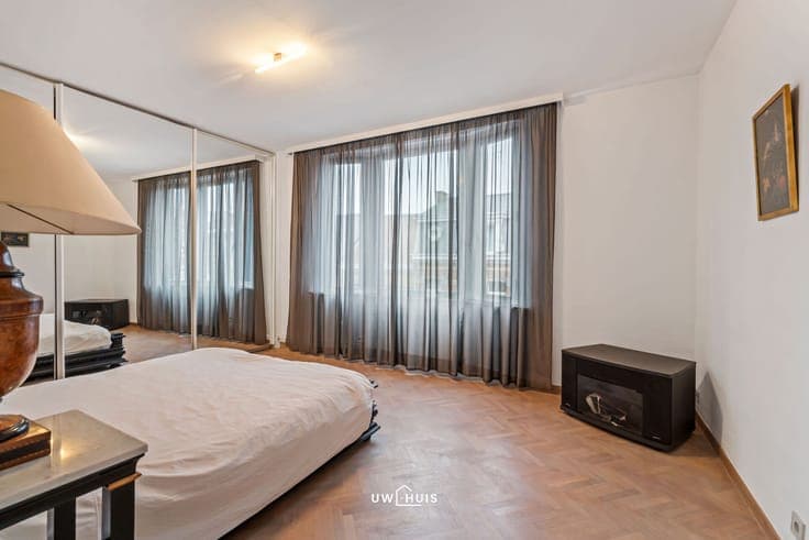 UNIQUE COMMERCIAL PROPERTY WITH RETAIL SPACE, STYLISH RESIDE