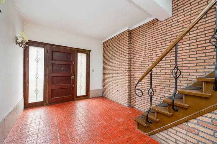 House 340m2, 5br, 3bath, 2 kitchens, 2 garages!