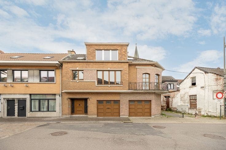 House 340m2, 5br, 3bath, 2 kitchens, 2 garages!