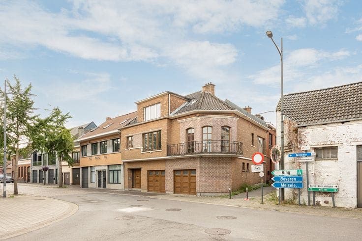 House 340m2, 5br, 3bath, 2 kitchens, 2 garages!