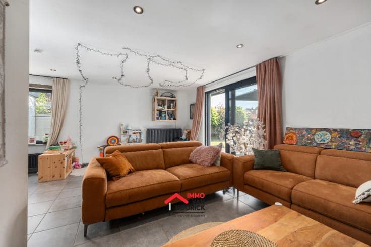 Instapklare woning met 5 slpkmrs en nieuw dak!!!