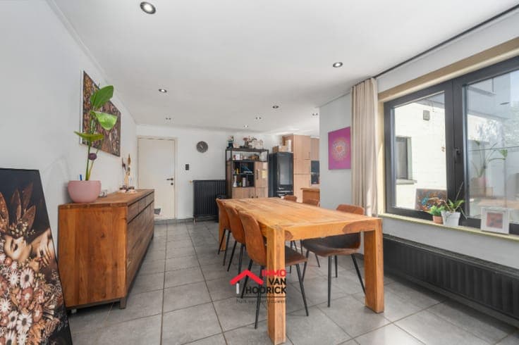 Instapklare woning met 5 slpkmrs en nieuw dak!!!