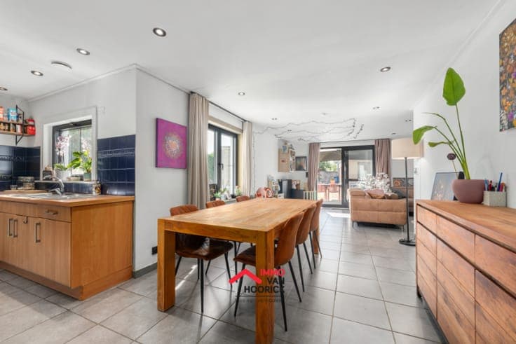 Instapklare woning met 5 slpkmrs en nieuw dak!!!