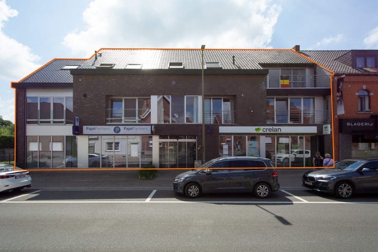 Opbrengsteigendom met 6 verhuurde entiteiten en garages