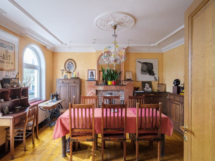 Characterful townhouse with city garden on the village squa