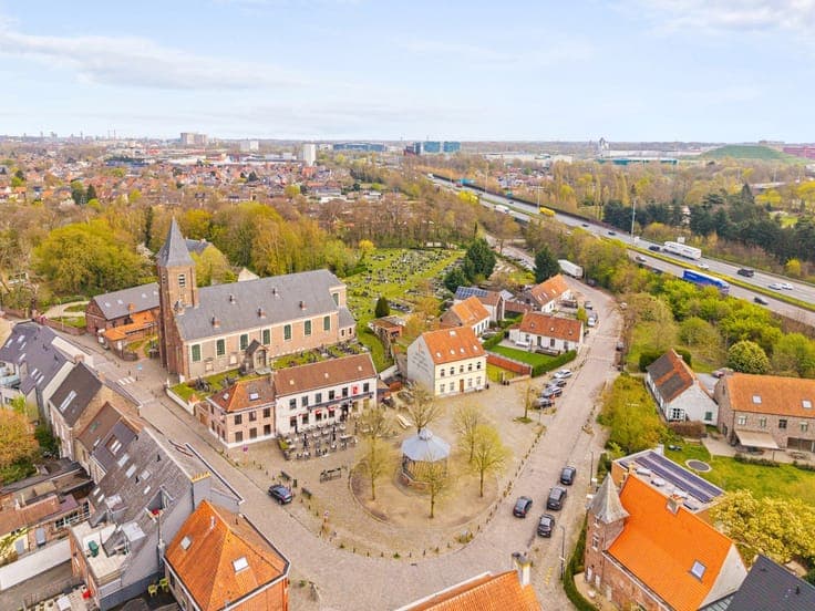 Characterful townhouse with city garden on the village squa