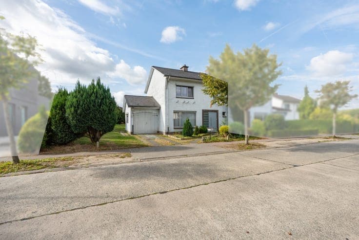 Semi-detached renovation property with 3 bedrooms