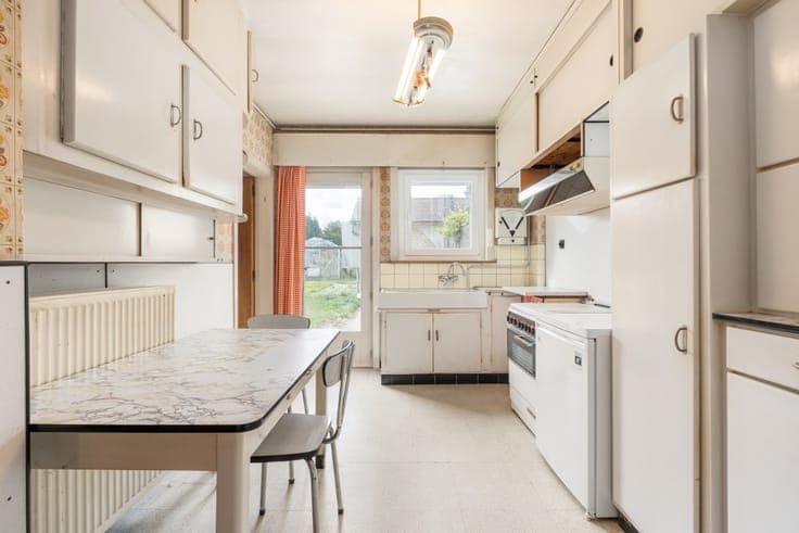 Semi-detached renovation property with 3 bedrooms