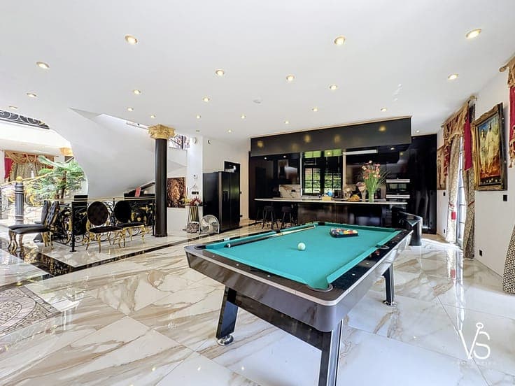 HIGH-END VILLA WITH SWIMMING POOL GARDEN AND HOME AUTOMATION