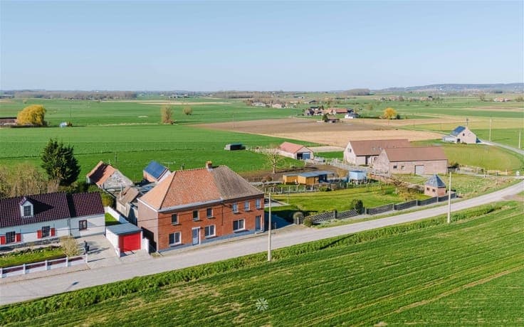 Landelijk gelegen dubbele woning met enorm potentieel