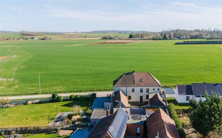 Landelijk gelegen dubbele woning met enorm potentieel