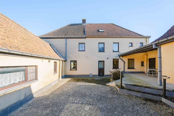 Landelijk gelegen dubbele woning met enorm potentieel
