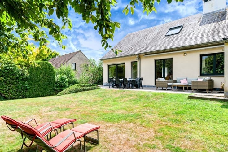 Magnificent 6-bedroom villa with garage and garden