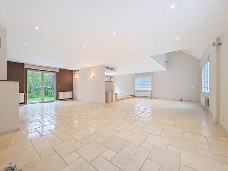 Magnificent 6-bedroom villa with garage and garden