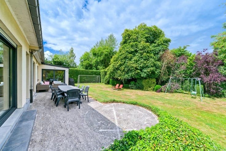 Magnificent 6-bedroom villa with garage and garden