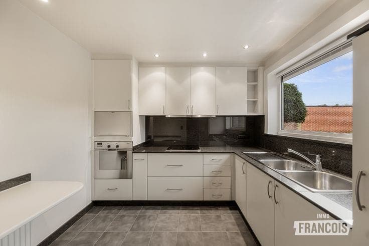 Ground-floor home with 3 bedrooms, garage and sunny garden …