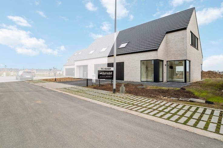 Instapklare afgewerkte halfopen nieuwbouw