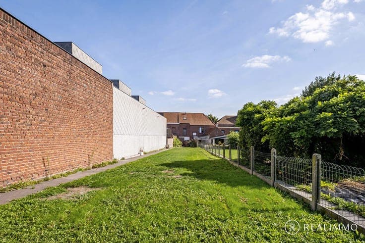Ruime woning met grote tuin in Kooigem