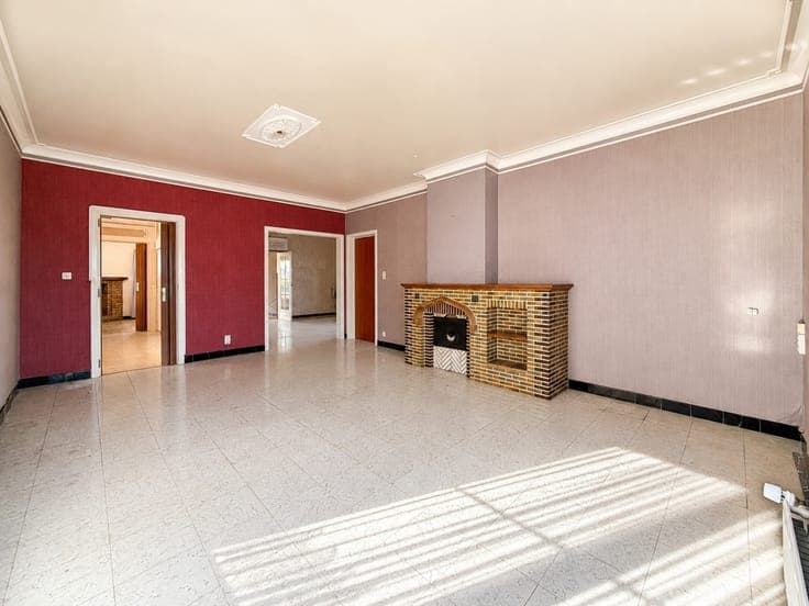Te koop, ruime, te renoveren woning met open zicht achter...