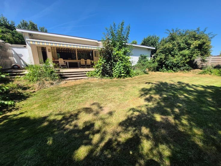 Light-filled bungalow to renovate on 890 m² in Diependaal