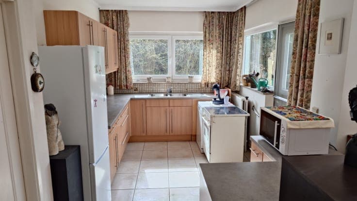 Light-filled bungalow to renovate on 890 m² in Diependaal