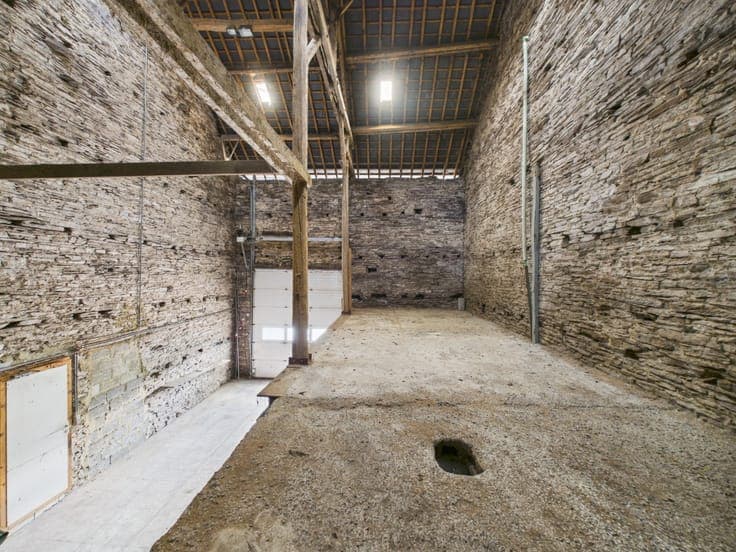 Warehouse of More Than 80 m² with Residential Potential
