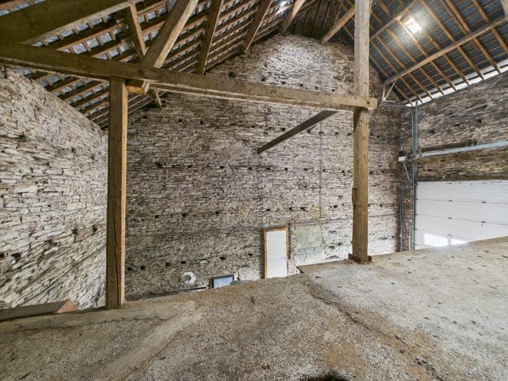 Warehouse of More Than 80 m² with Residential Potential