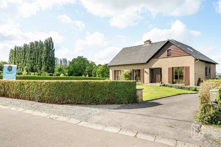 Degelijke villa met prachtig open zicht.