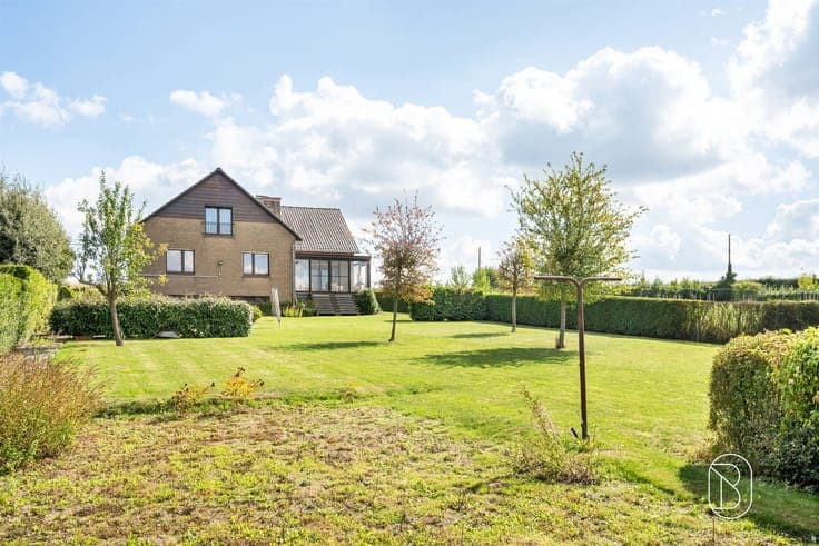 Degelijke villa met prachtig open zicht.