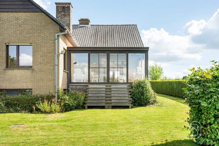 Degelijke villa met prachtig open zicht.