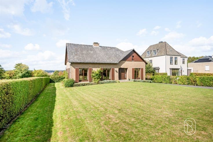 Degelijke villa met prachtig open zicht.