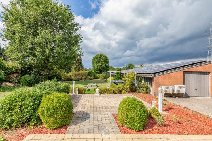 Open bebouwing op 4.051 m² met loods en vergund KMO-poten...