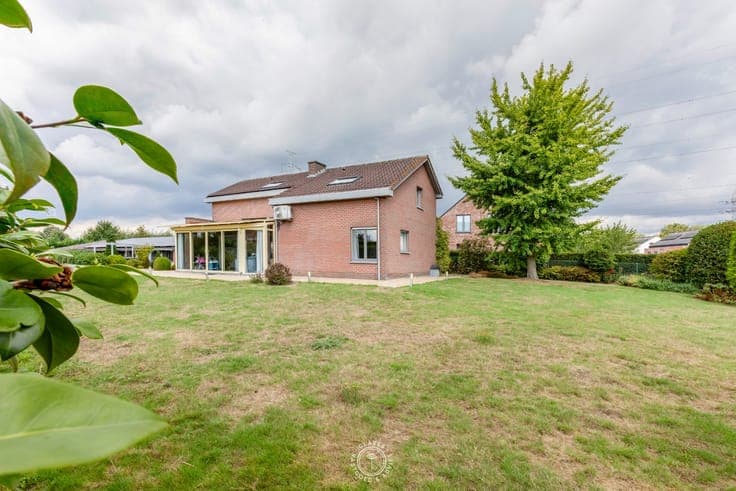 Open bebouwing op 4.051 m² met loods en vergund KMO-poten...