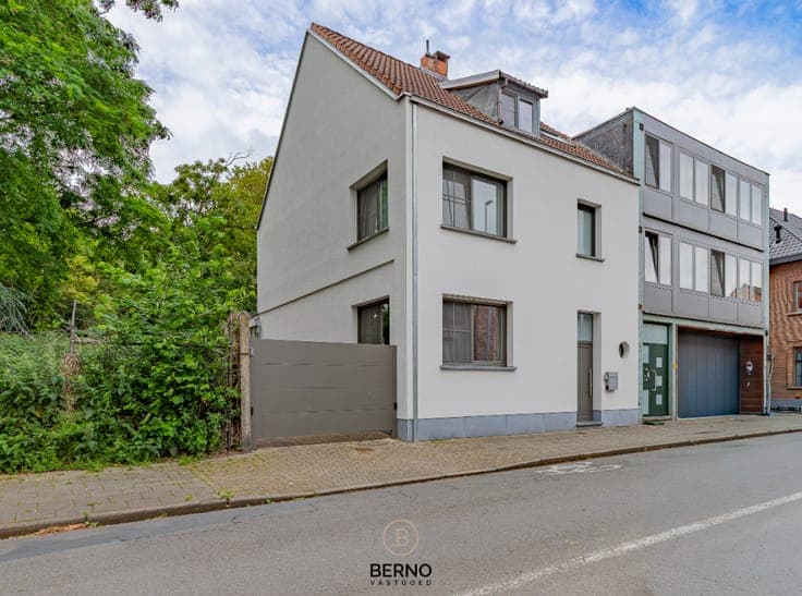 Solide, instapklare halfopen bebouwing met 5 slaapkamers
