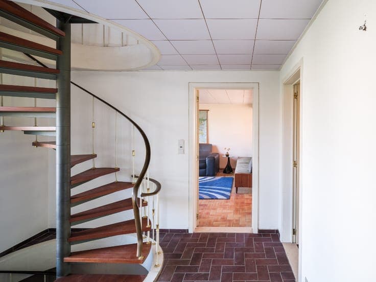 Mid-century modern villa met vier slaapkamers, verdeeld o...