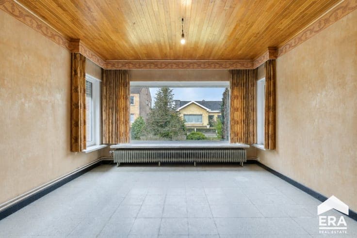 Jabbeke: Spacious detached family home with garden