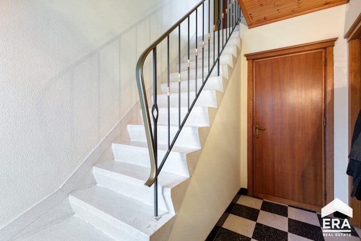 Jabbeke: Spacious detached family home with garden