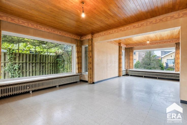 Jabbeke: Spacious detached family home with garden