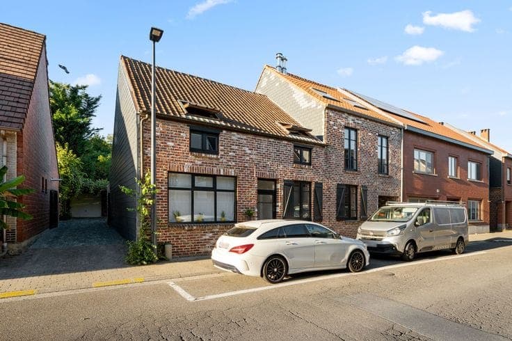 Versatile home with studio, 5 bedrooms and charming garden