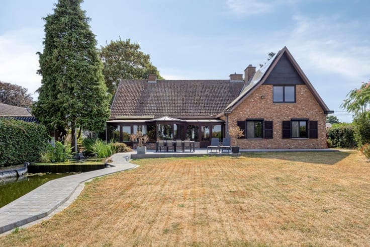 UITERST RUIME EN VOLLEDIG GERENOVEERDE VILLA MET 6 SLK OP...