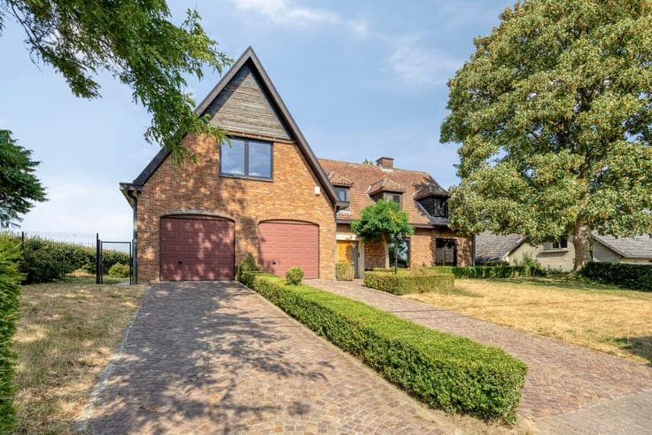 UITERST RUIME EN VOLLEDIG GERENOVEERDE VILLA MET 6 SLK OP...