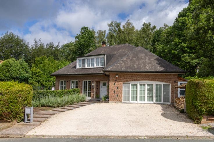 Spacious villa with versatile garden studio