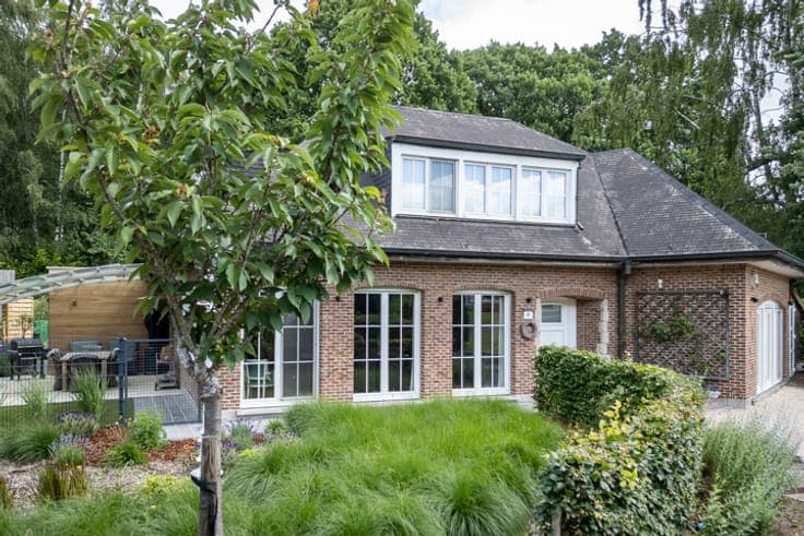 Spacious villa with versatile garden studio