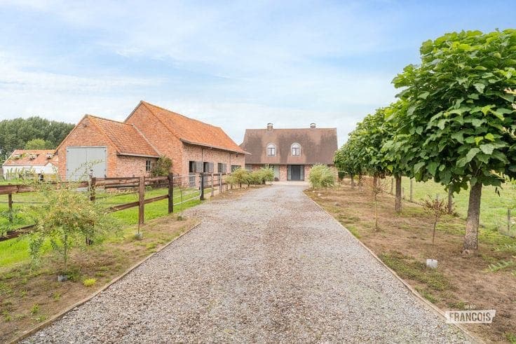 Spacious countryside property with equestrian facilities on…